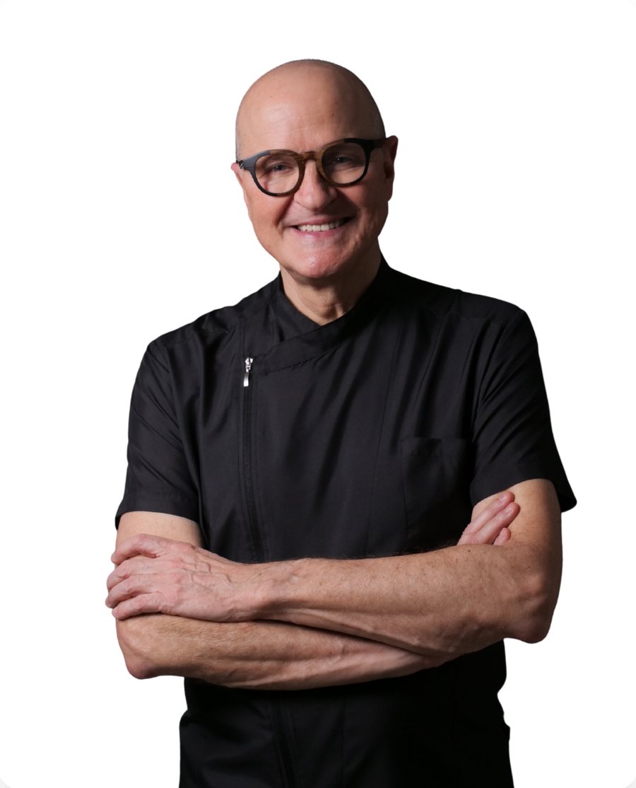 Il dottor Ezio Costa, sorridente, in divisa scura